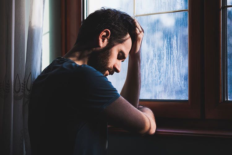 hombre ventana triste