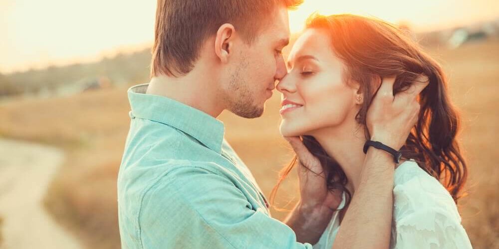 pareja besandose al aire libre 1000x500